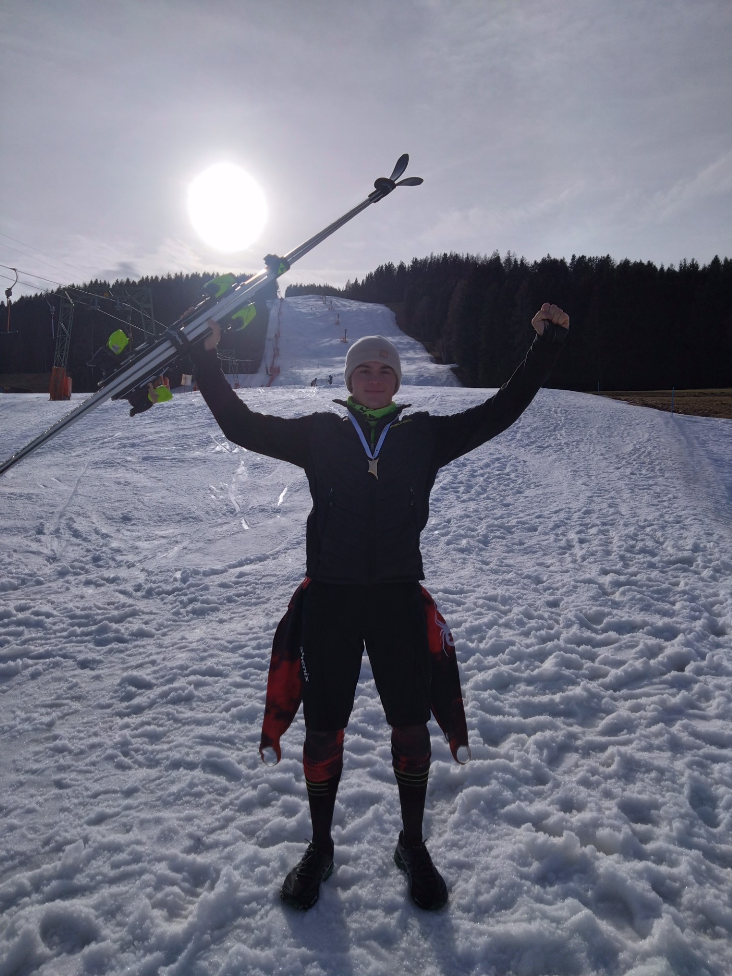 Steirischer Schulschimeister Luca Kutschi in Siegerpose