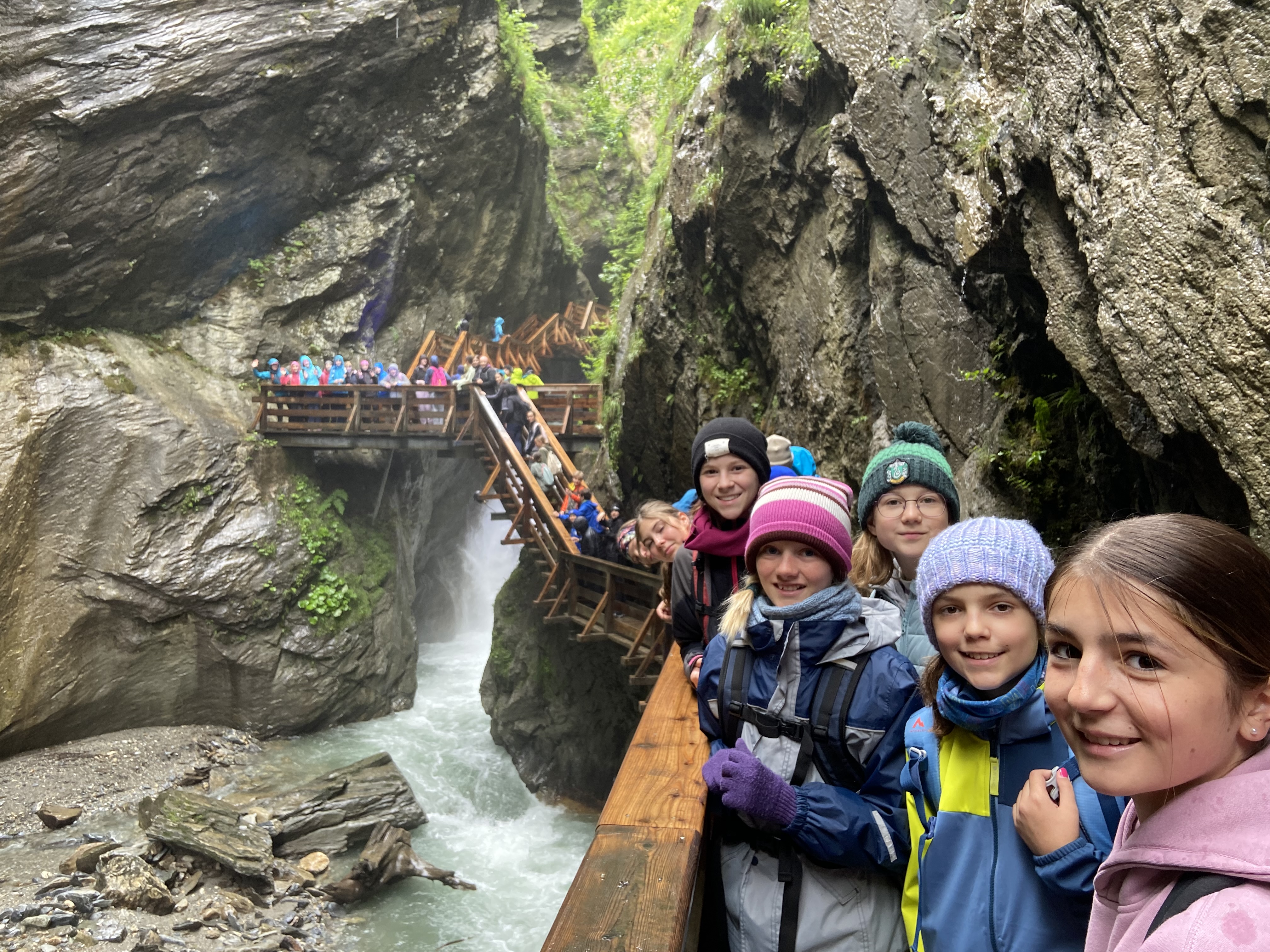 Kinder in der Klamm