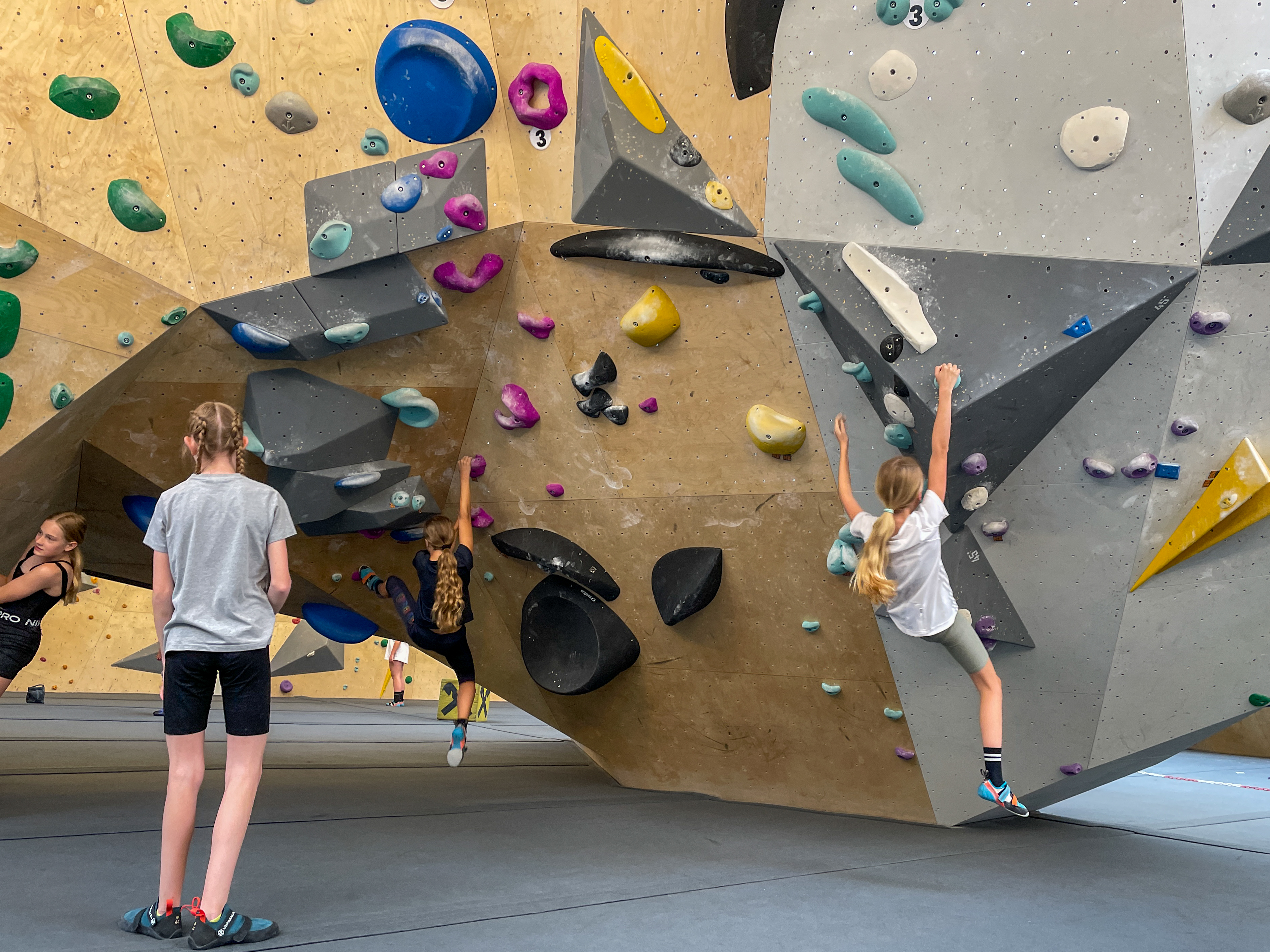 Schülerin vor einer Boulderwand 