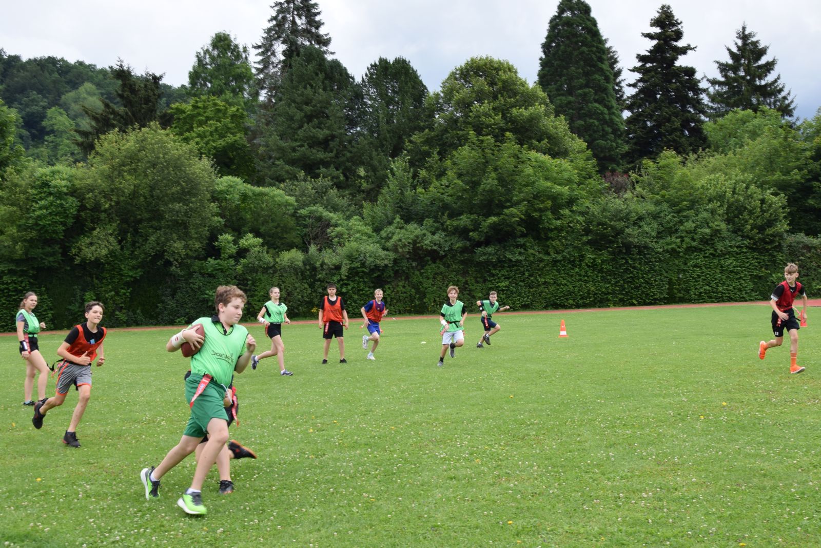 Flagfootballspieler auf einem Rasen 