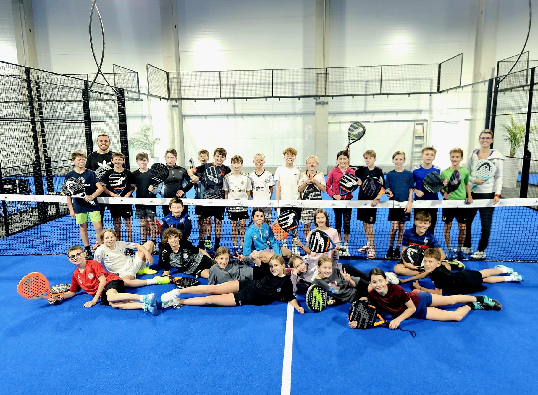 Eine lustige Schülergruppe am Padelplatz