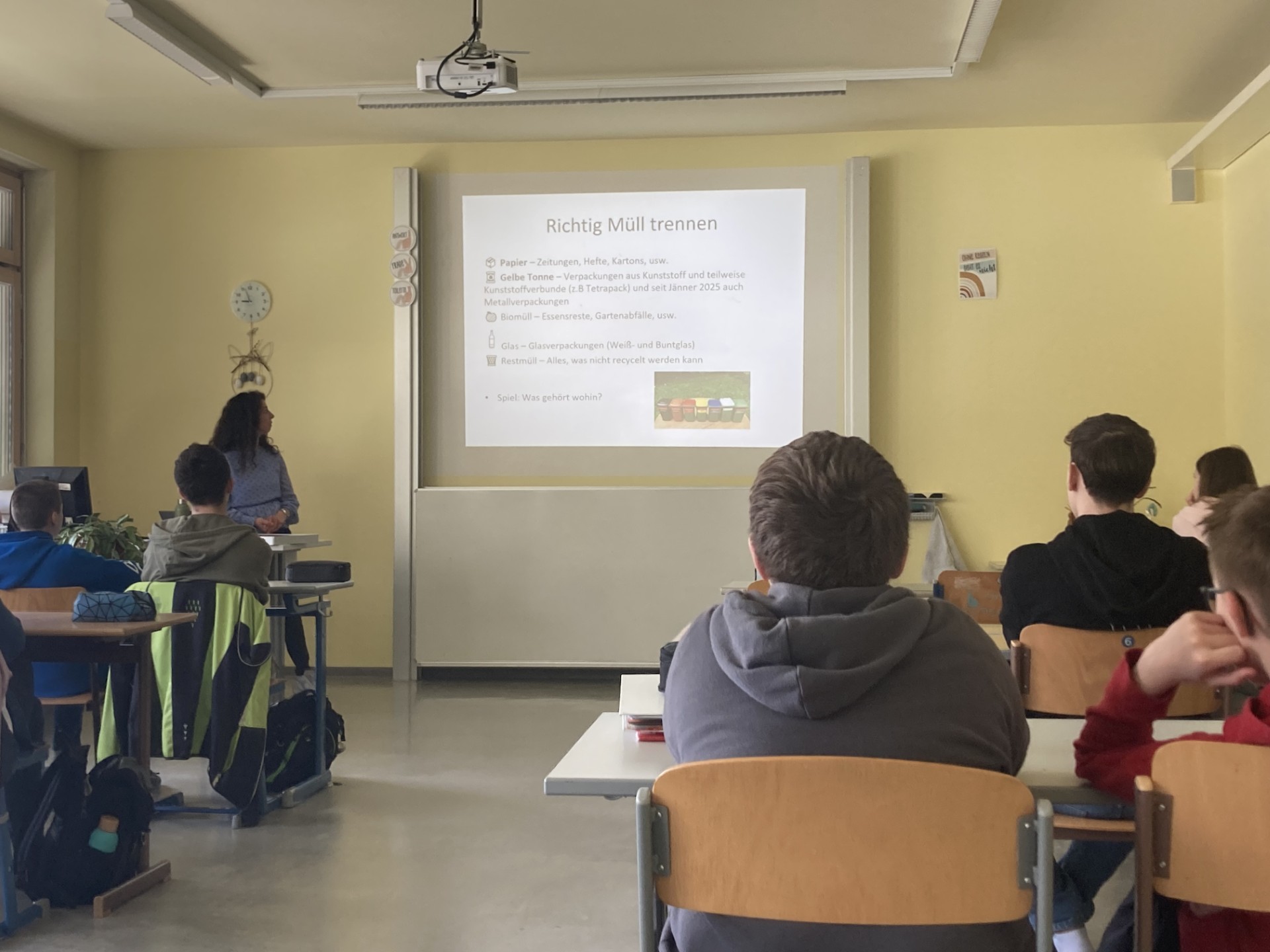 Eine Powerpoint wird den Schüler:innen vorgestellt 