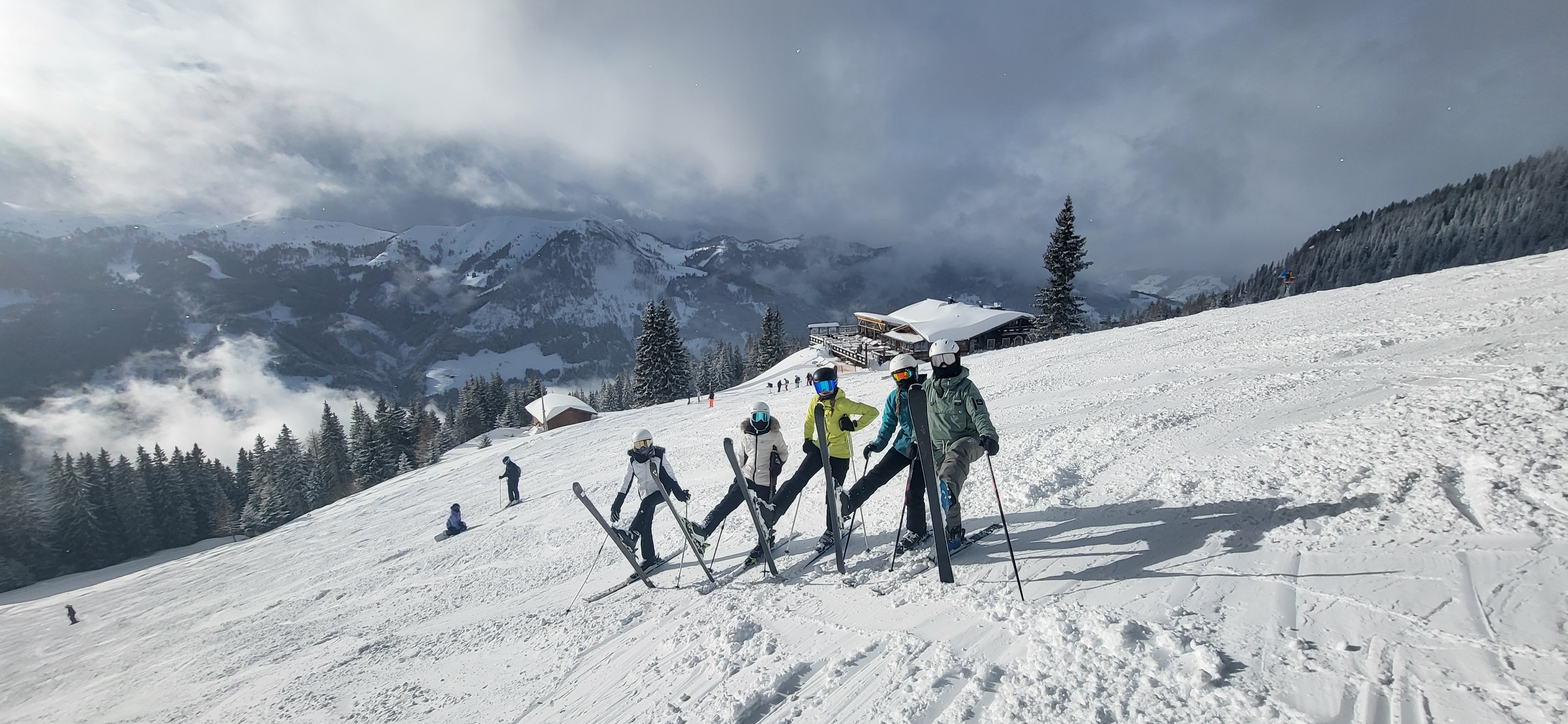 Eine Gruppe Langläufer in winterlicher Landschaft.