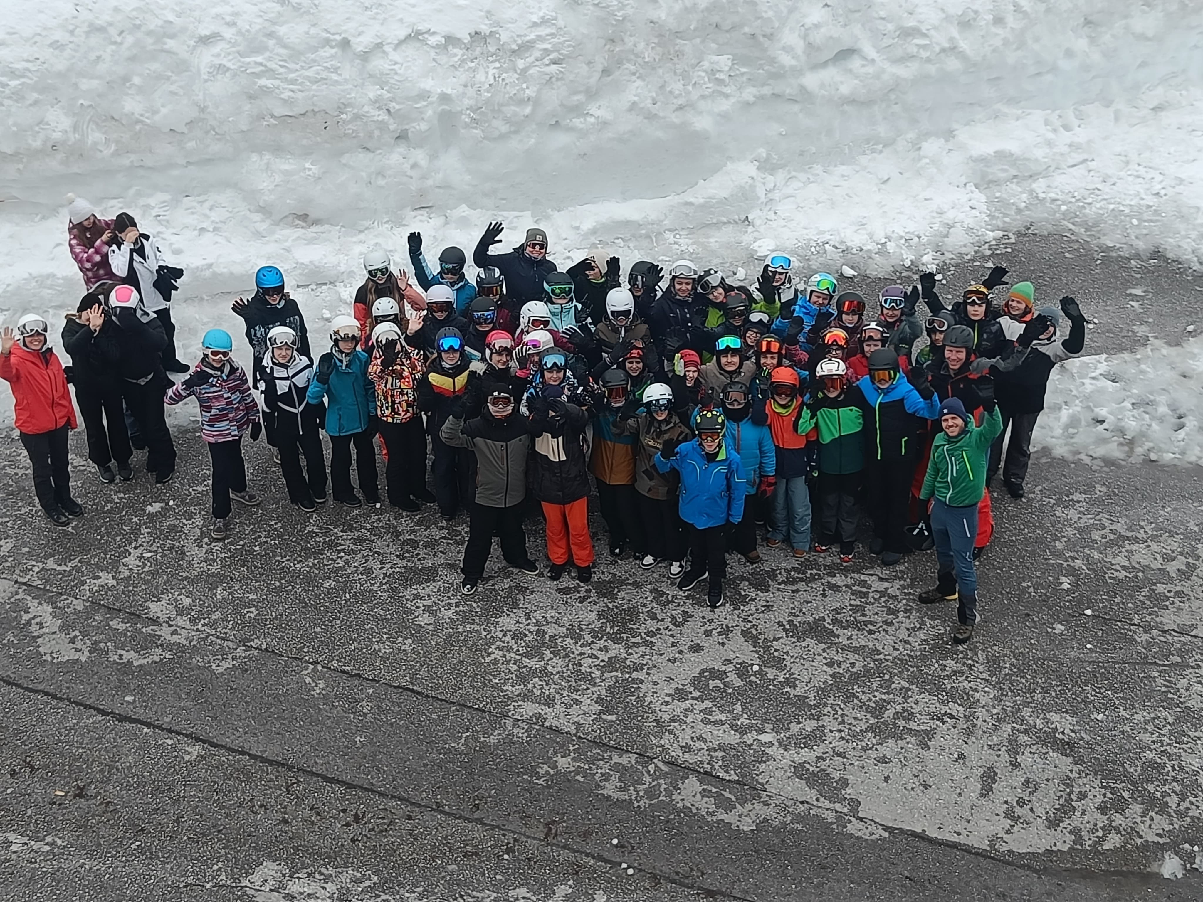 Schülergruppe von oben im Schnee fotografiert 