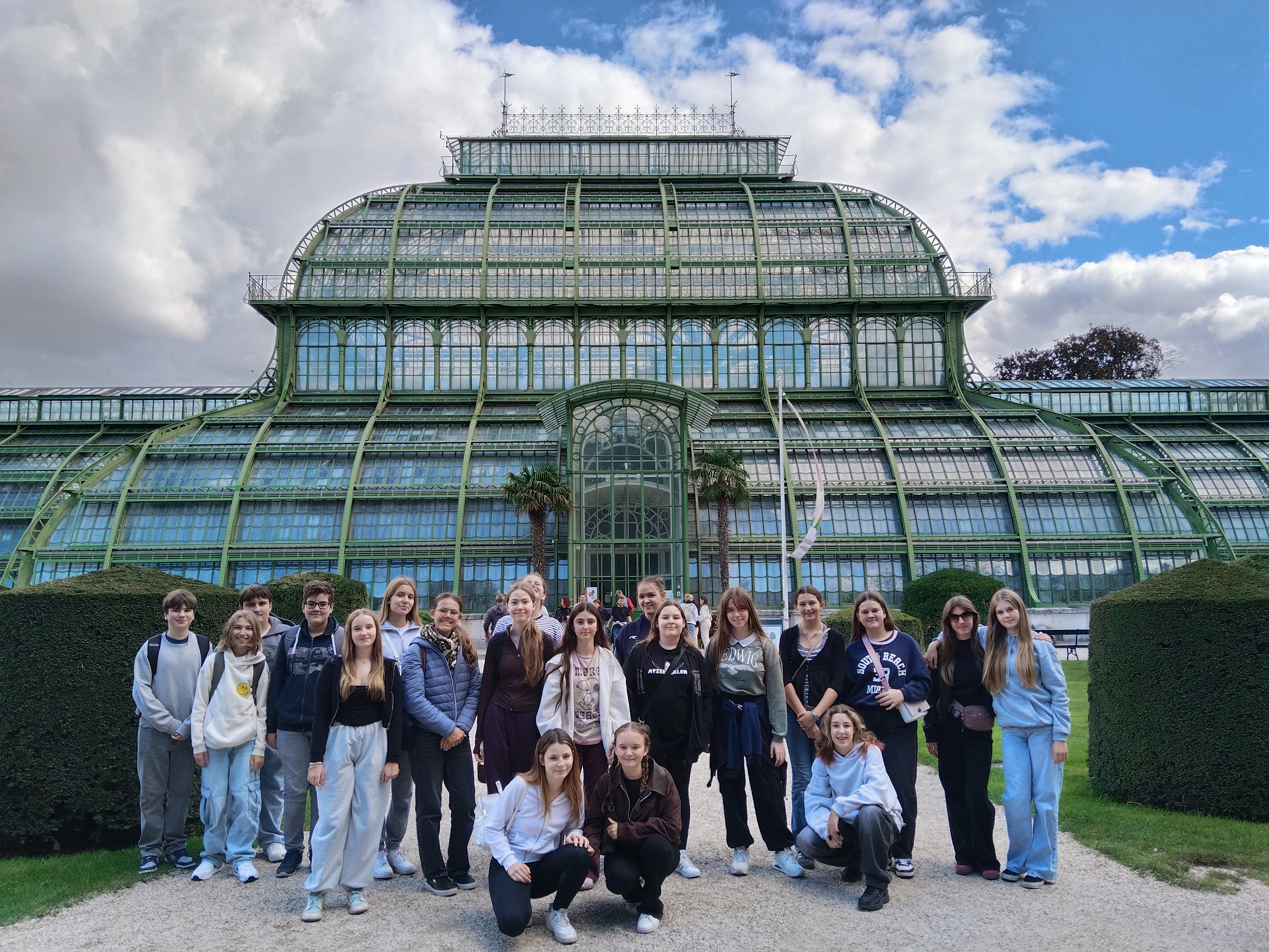 Die vierten Klassen vor dem Palmenhaus 