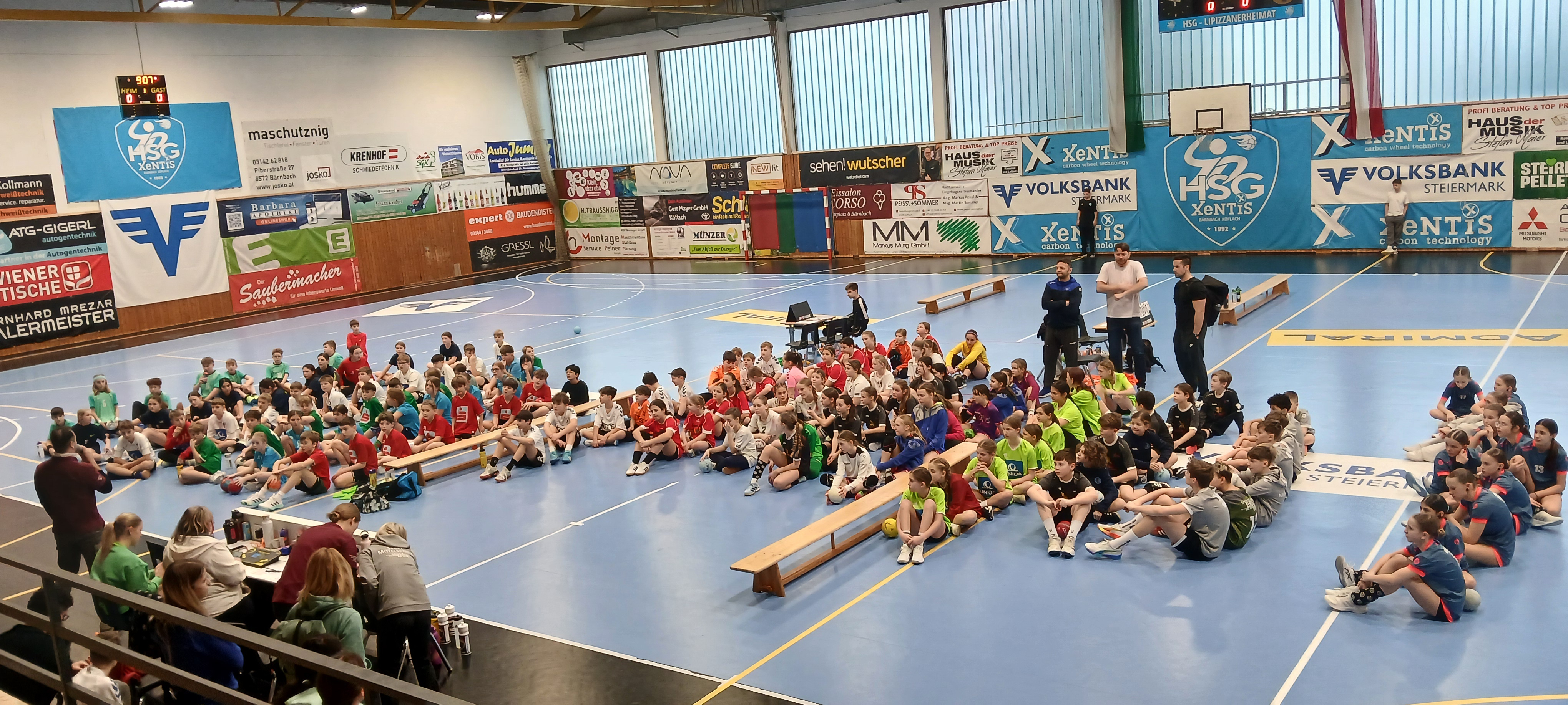 Schüler in der Turnhalle