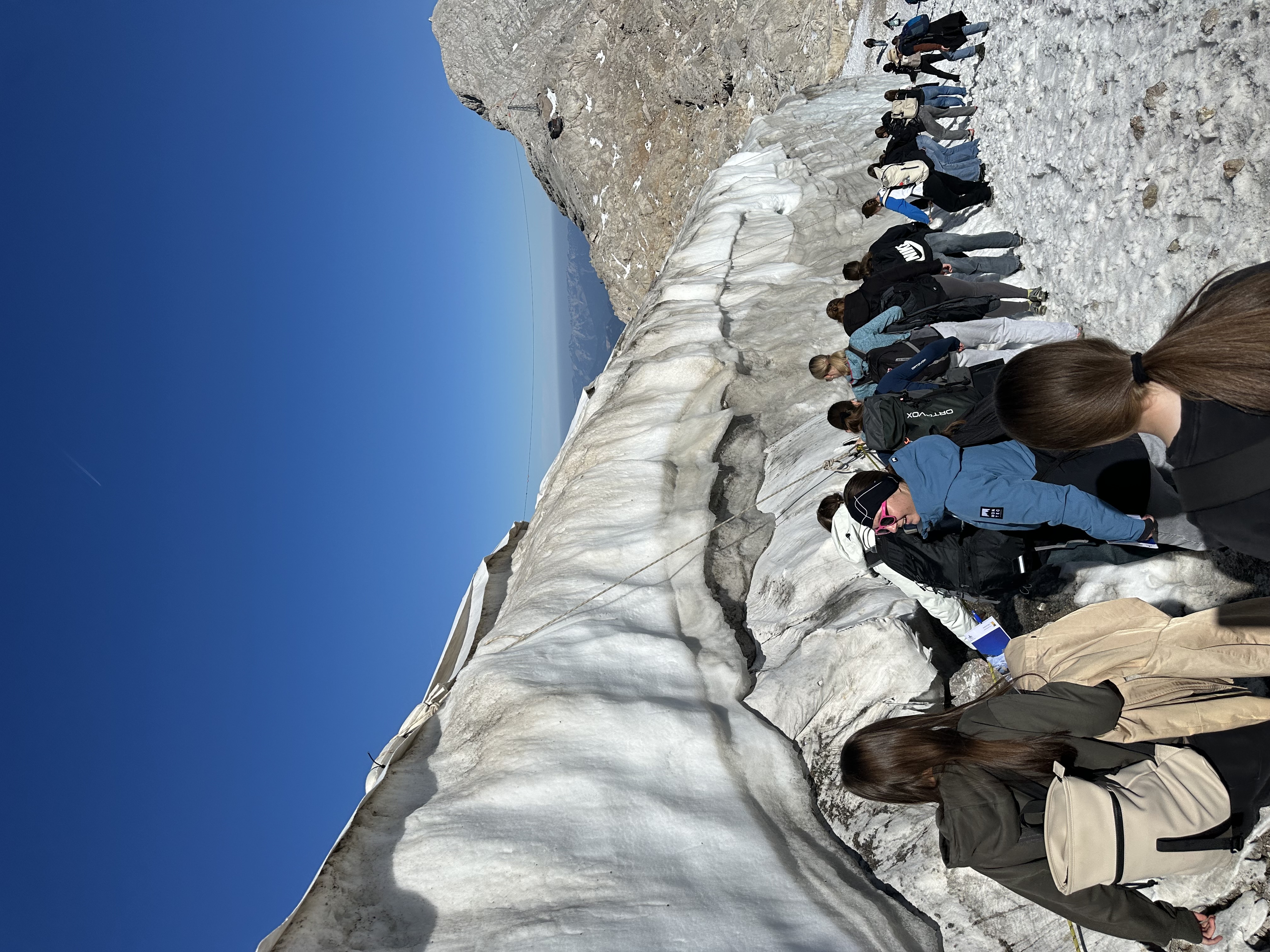 Bergsteiger am Dachstein-Gletscher mit Seilsicherung und Fernblick